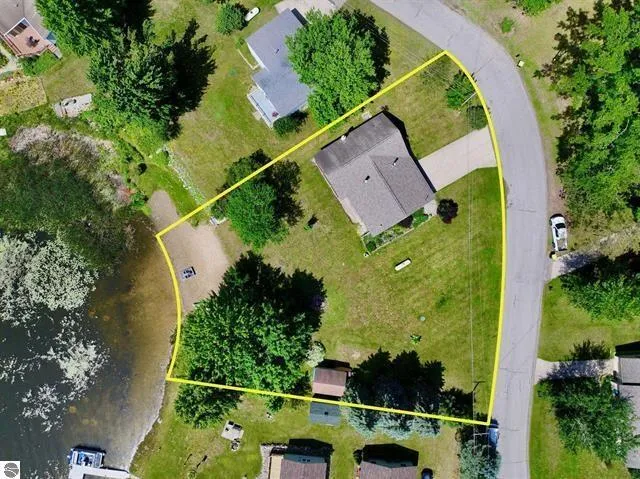 10876 Lockwood Drive Cadillac, MI 49601