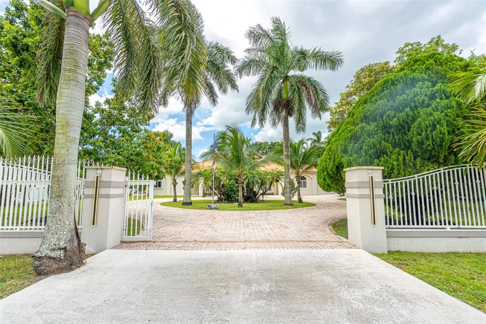 18390 SW 200th St Miami, FL 33187