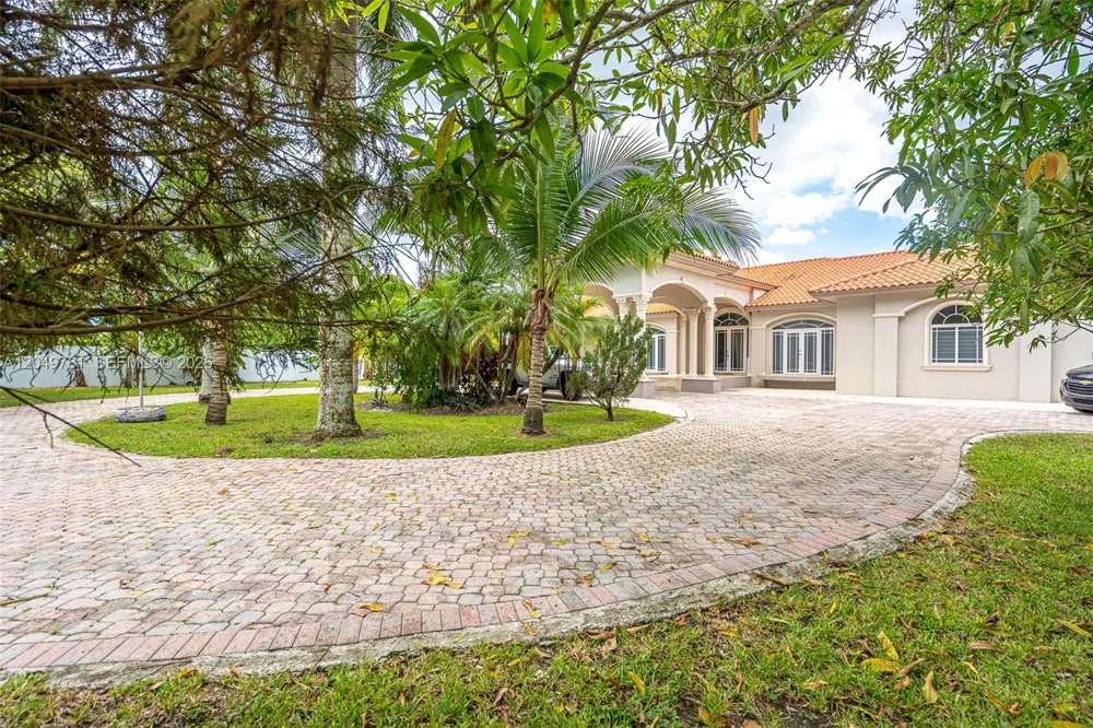 18390 SW 200th St Miami, FL 33187