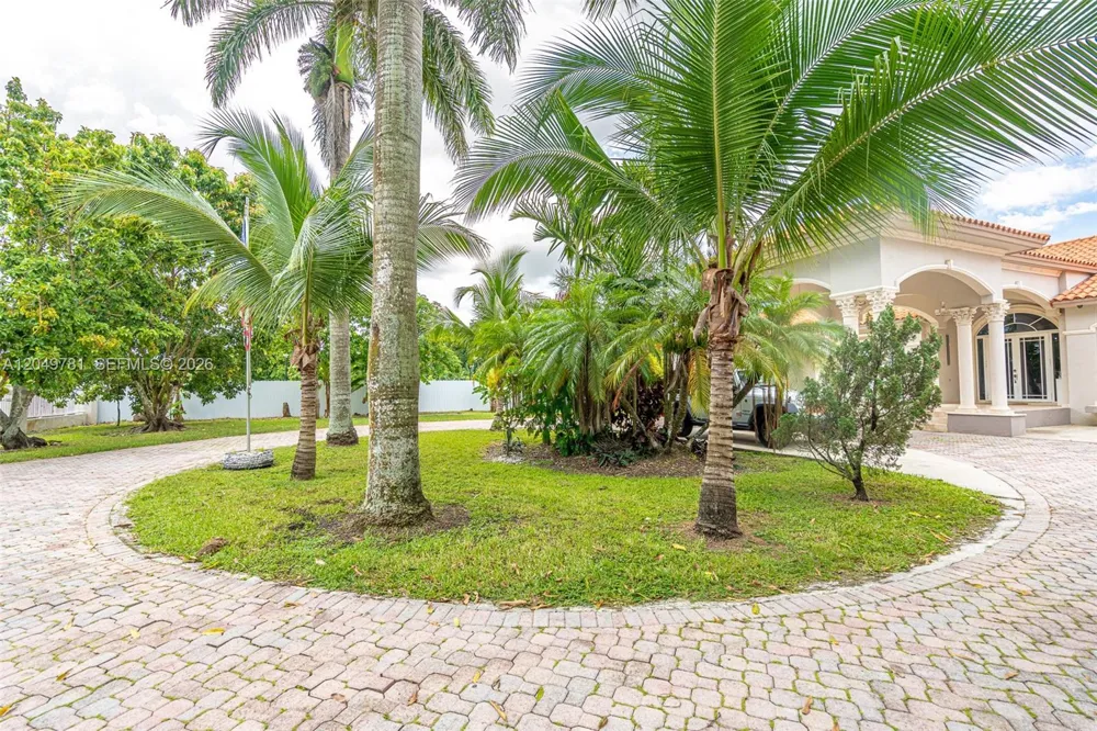 18390 SW 200th St Miami, FL 33187