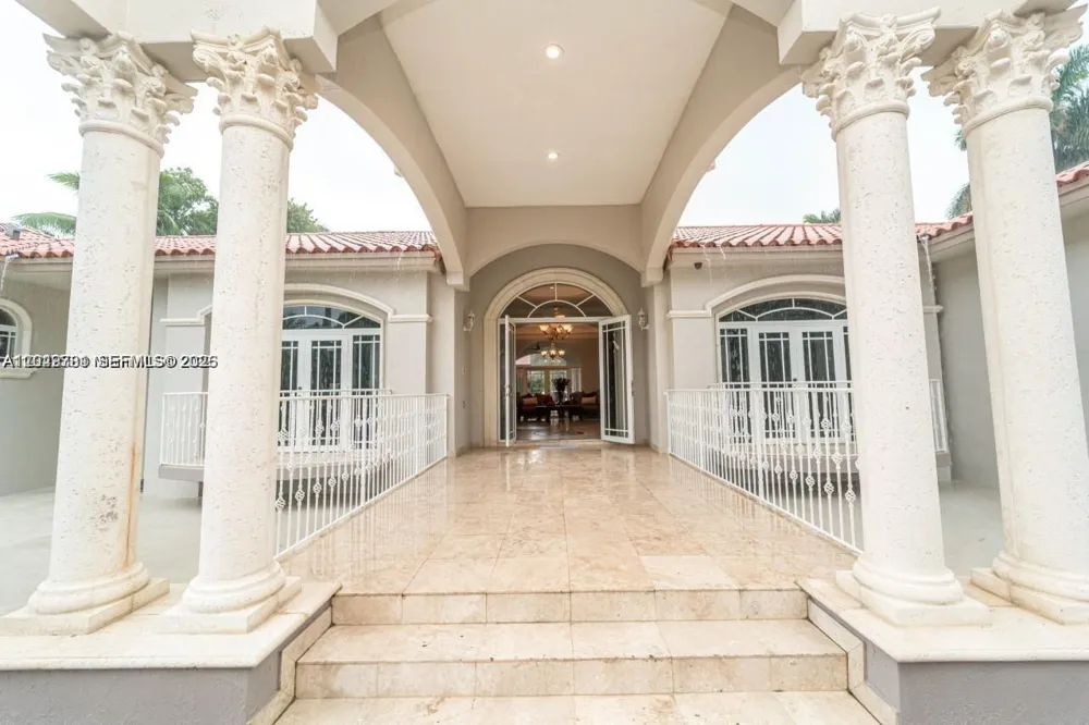 18390 SW 200th St Miami, FL 33187