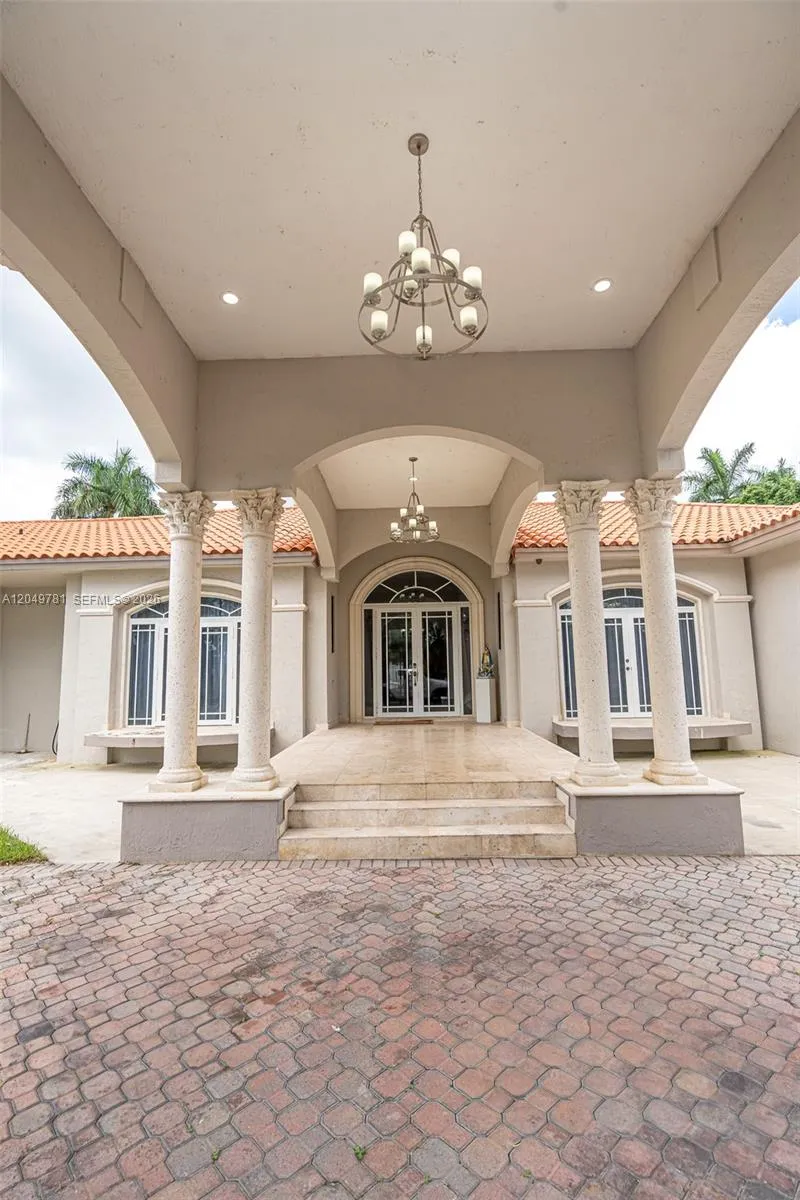 18390 SW 200th St Miami, FL 33187
