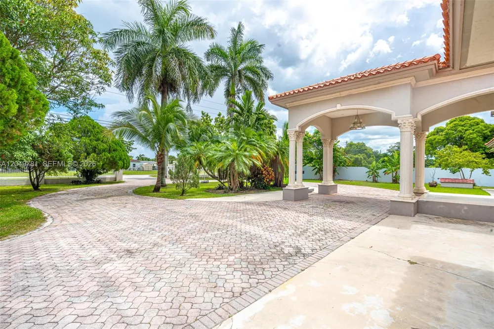 18390 SW 200th St Miami, FL 33187