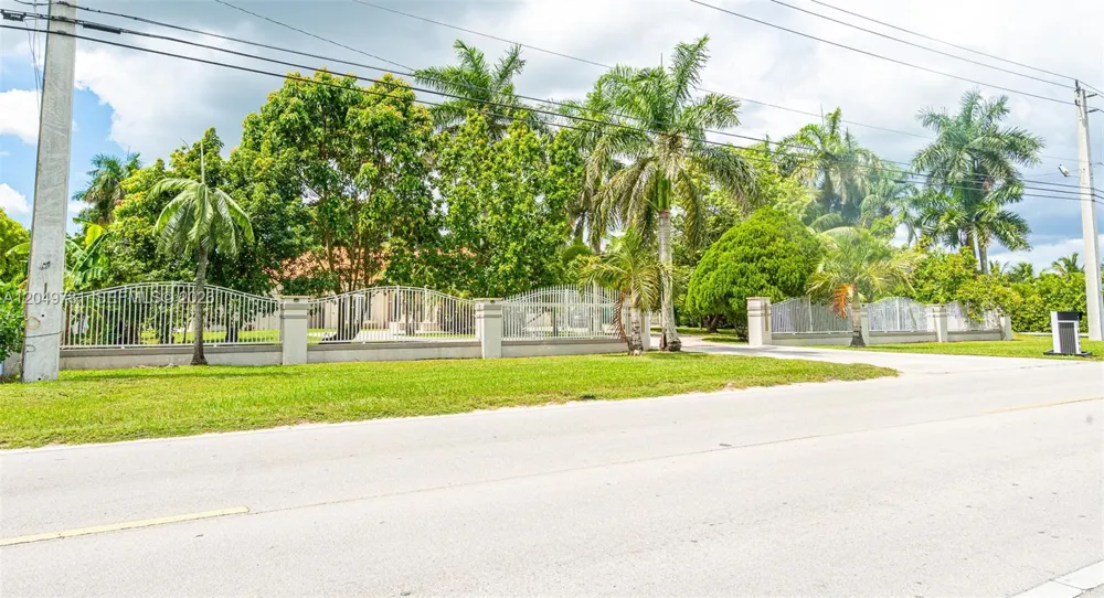 18390 SW 200th St Miami, FL 33187