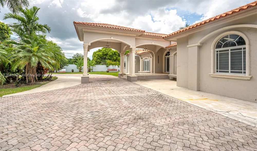 18390 SW 200th St Miami, FL 33187