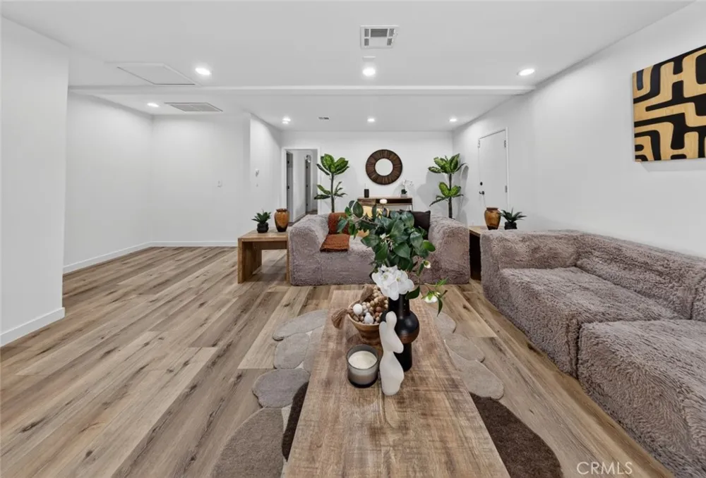 20001 Hiawatha Street Chatsworth, CA 91311