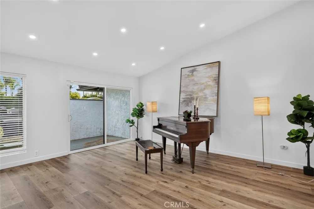 20001 Hiawatha Street Chatsworth, CA 91311