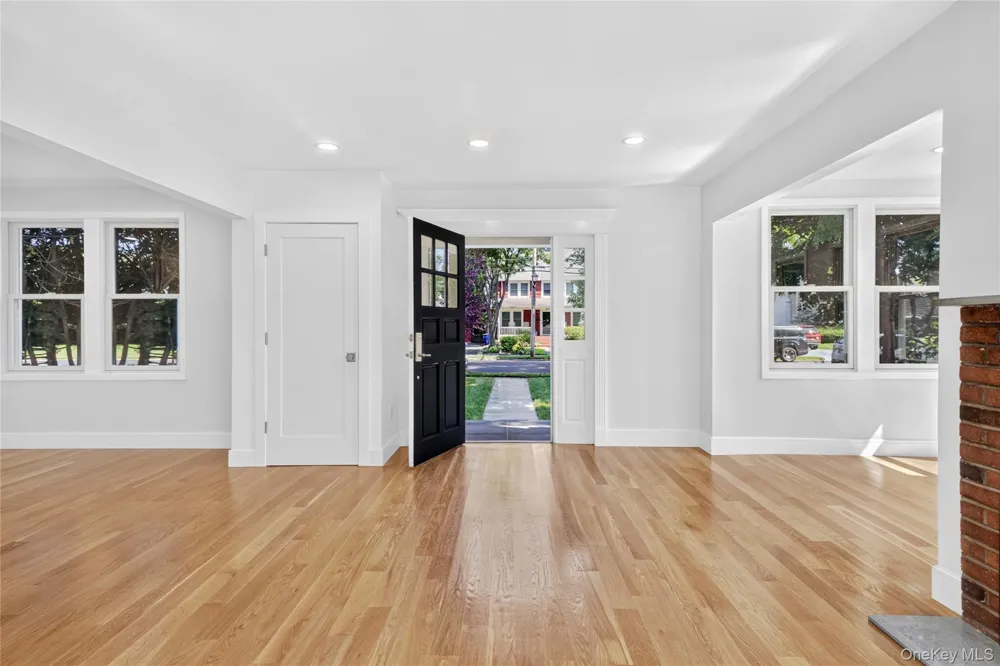 118 Willow Street Roslyn Heights, NY 11577
