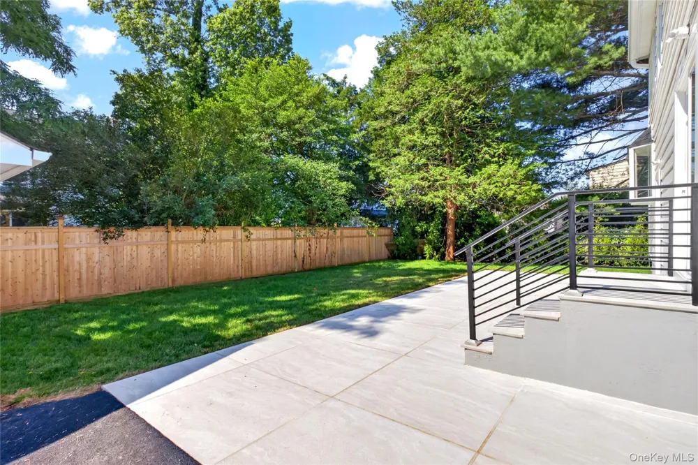 118 Willow Street Roslyn Heights, NY 11577