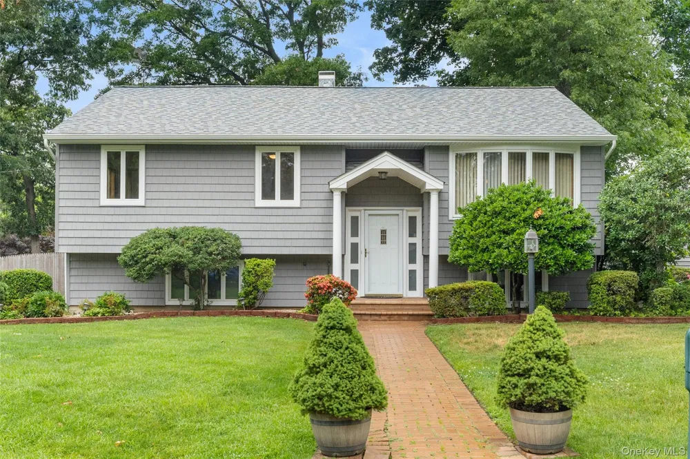 142 Mohican Avenue Ronkonkoma, NY 11779