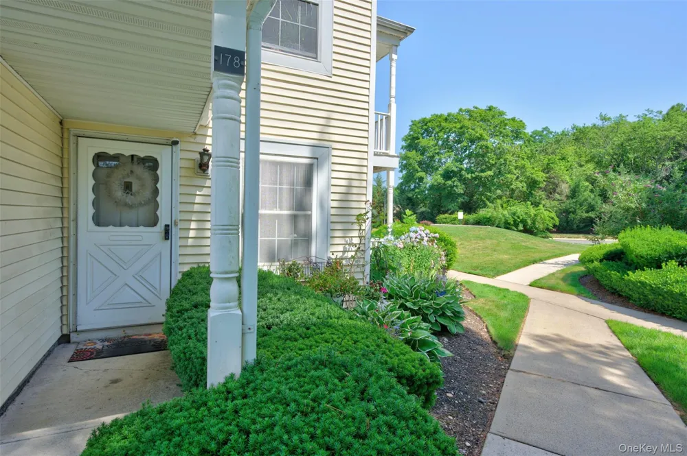 178 Fairview Circle Middle Island, NY 11953