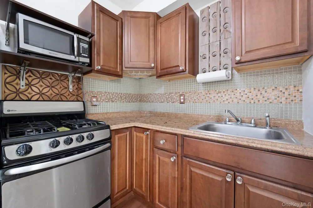 8380 118th st #6G Kew Gardens, NY 11415
