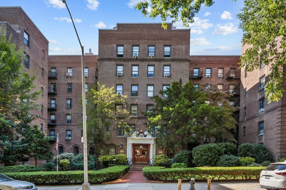 8380 118th st #6G Kew Gardens, NY 11415