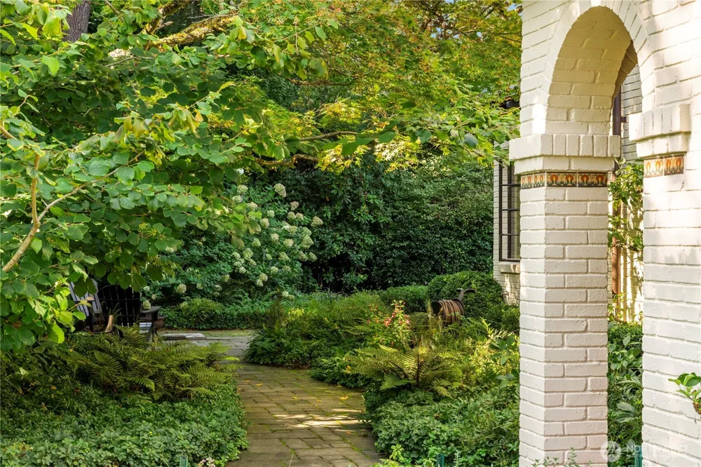 1935 Parkside Drive E Seattle, WA 98112