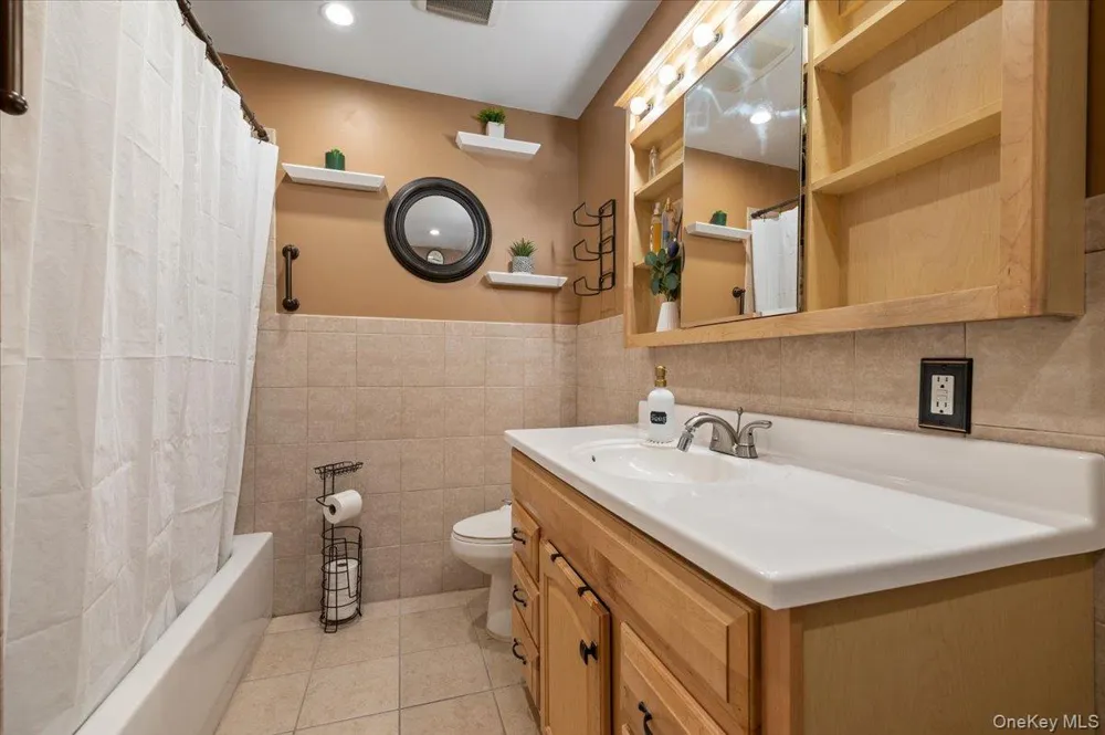 190 Lake Pointe Circle #190 Middle Island, NY 11953