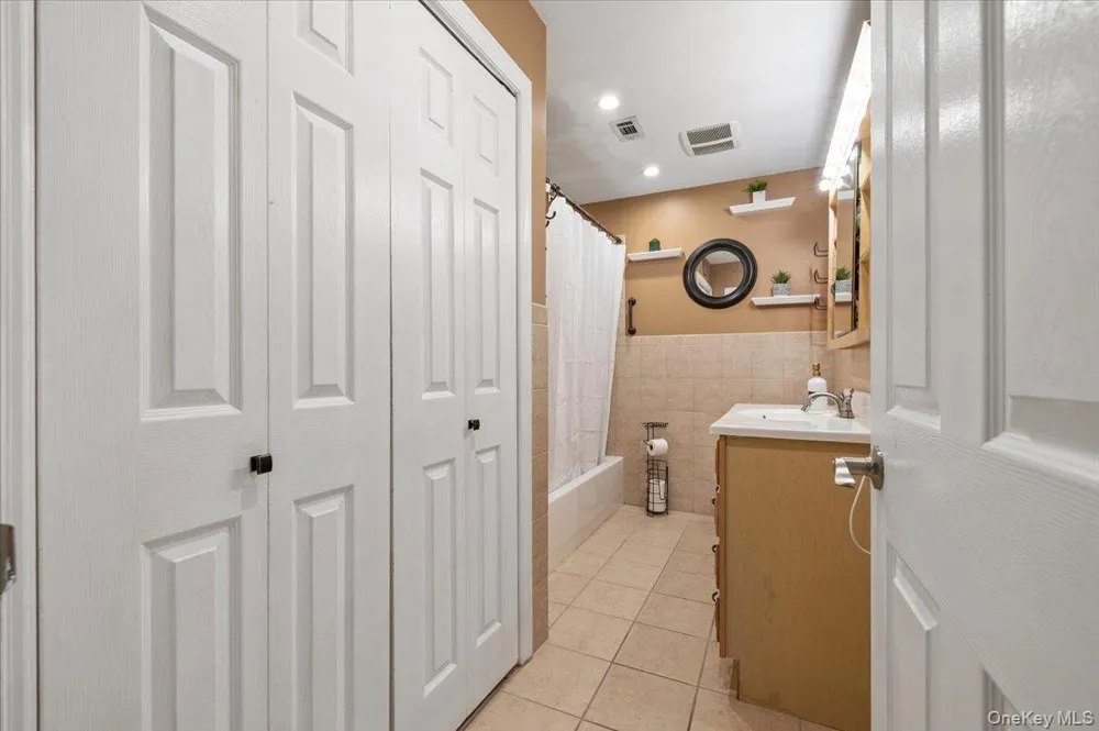 190 Lake Pointe Circle #190 Middle Island, NY 11953
