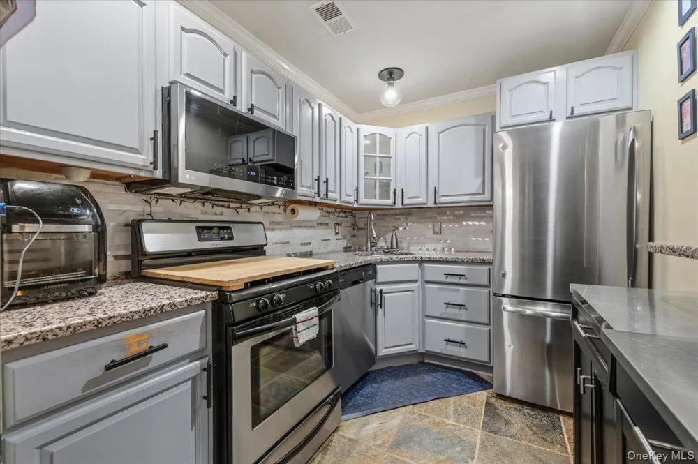 190 Lake Pointe Circle #190 Middle Island, NY 11953