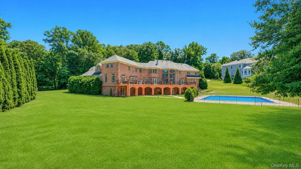 250 Oyster Bay Road Locust Valley, NY 11560