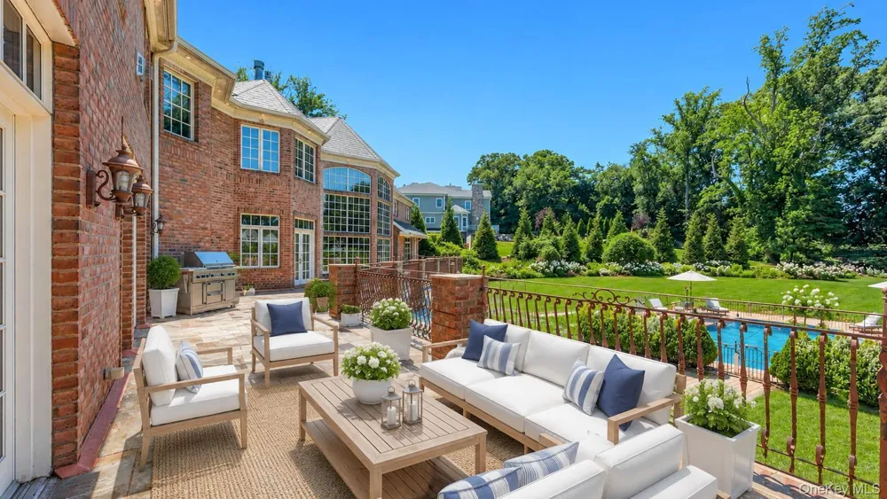 250 Oyster Bay Road Locust Valley, NY 11560