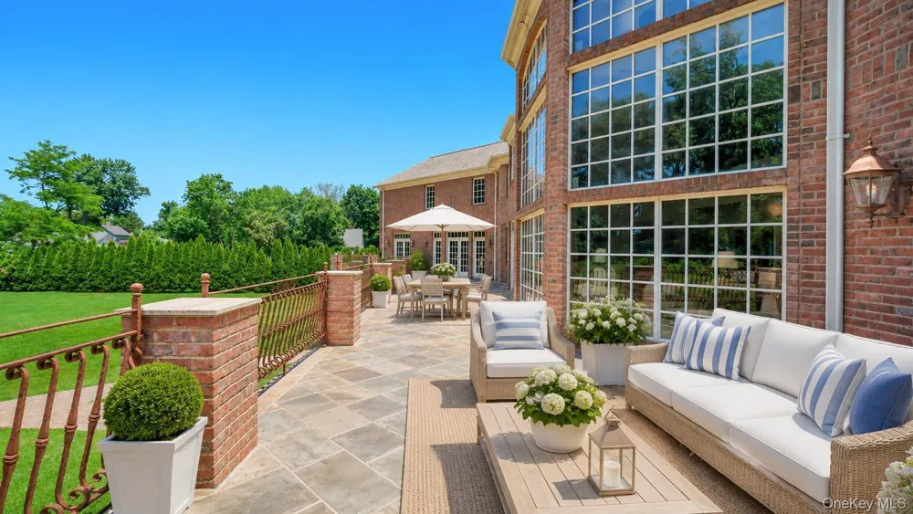 250 Oyster Bay Road Locust Valley, NY 11560