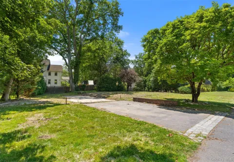 819 The Crescent