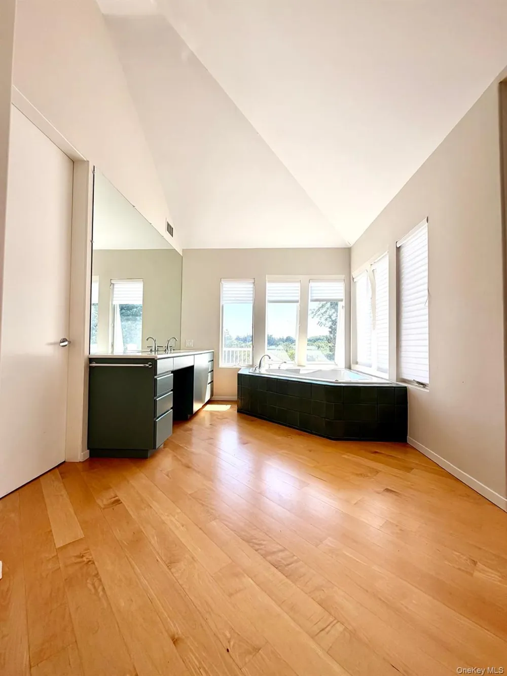18 Pine Tree Lane Westhampton, NY 11977