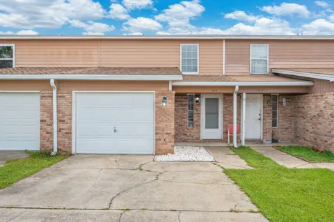 1815 Whispering Oaks Lane