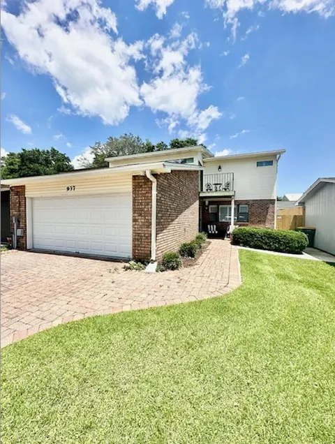 937 Holbrook Circle