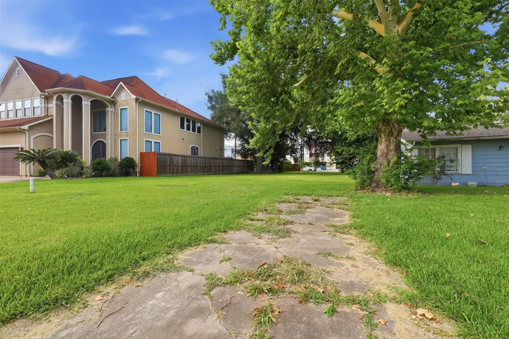 5115 Locust Street Bellaire, TX 77401