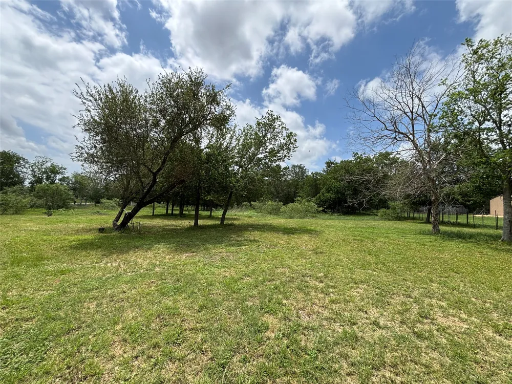 916 Rolling Oaks Drive Luling, TX 78648