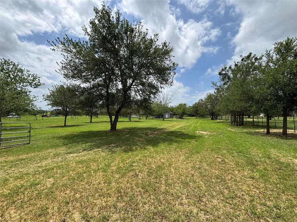 916 Rolling Oaks Drive Luling, TX 78648