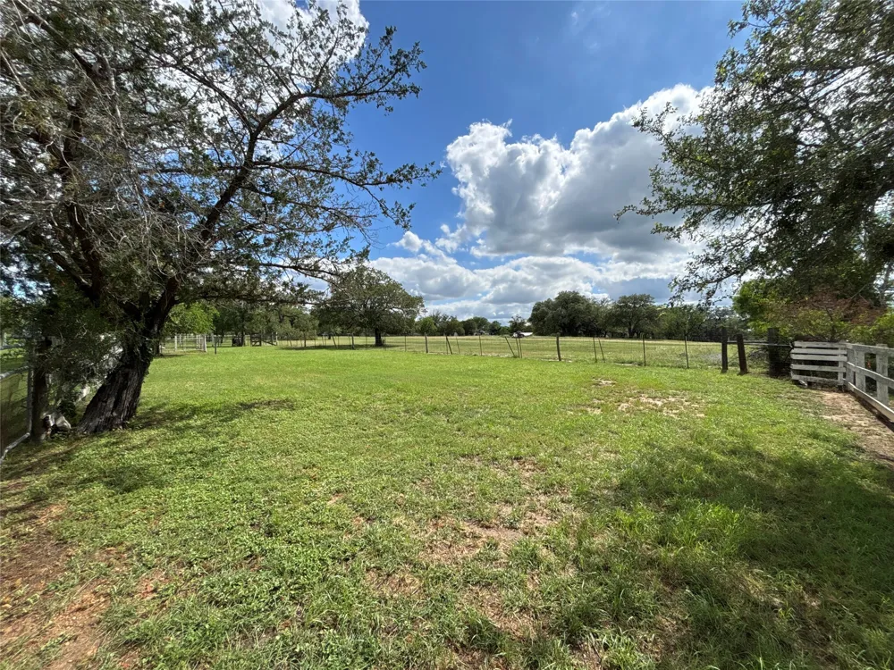 916 Rolling Oaks Drive Luling, TX 78648