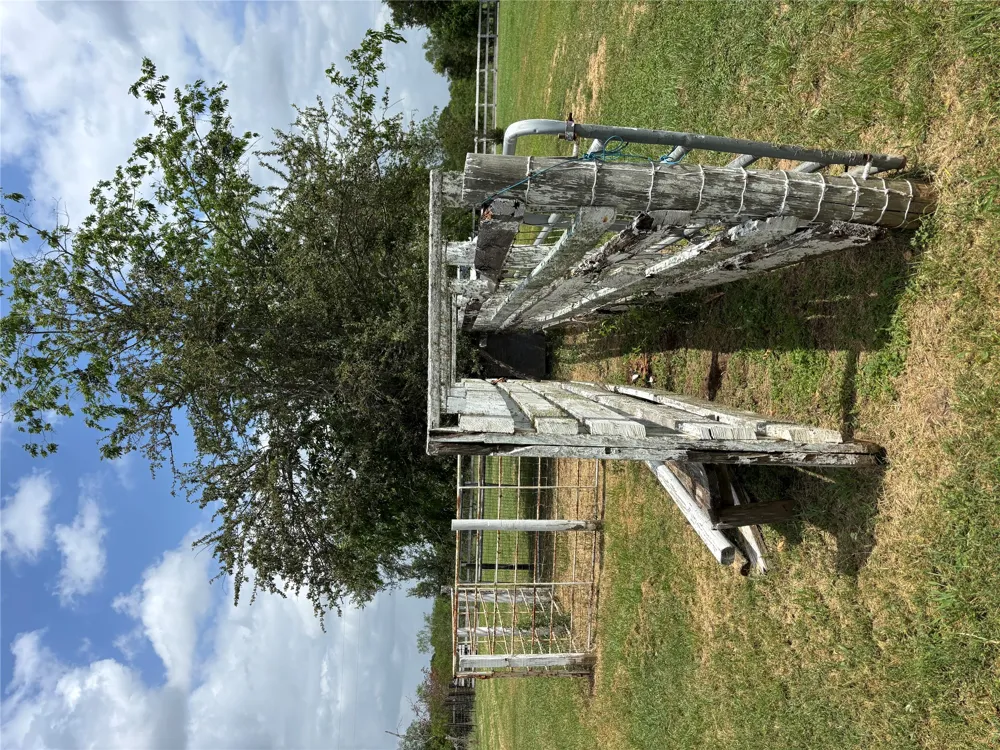 916 Rolling Oaks Drive Luling, TX 78648