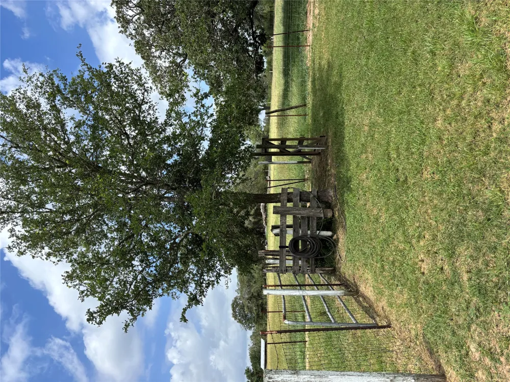 916 Rolling Oaks Drive Luling, TX 78648