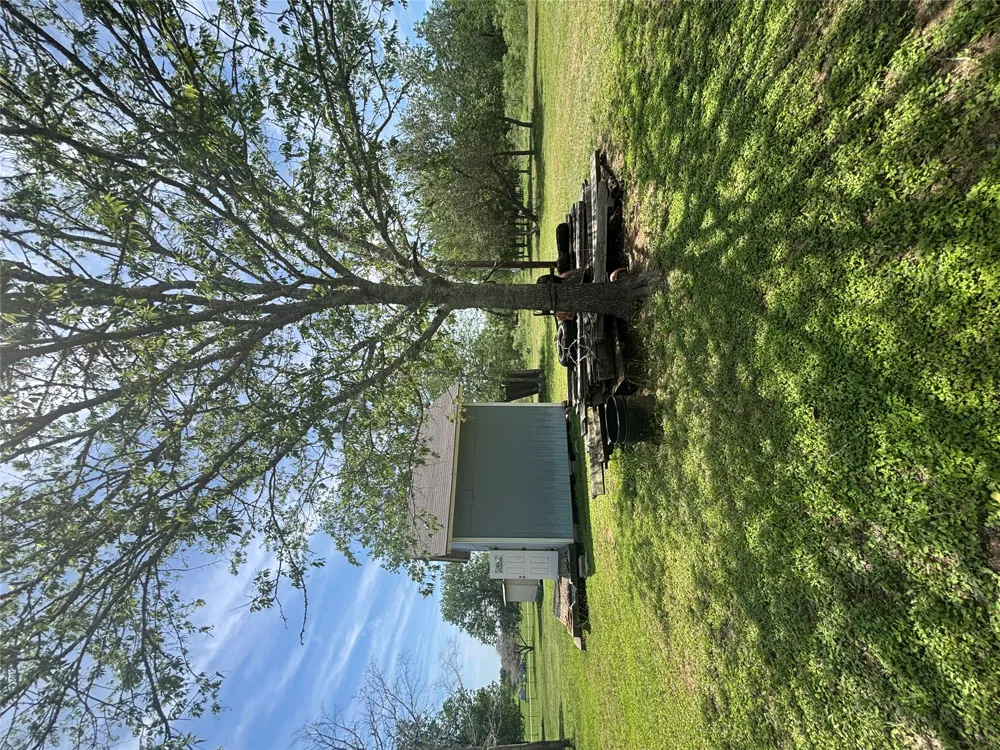 916 Rolling Oaks Drive Luling, TX 78648