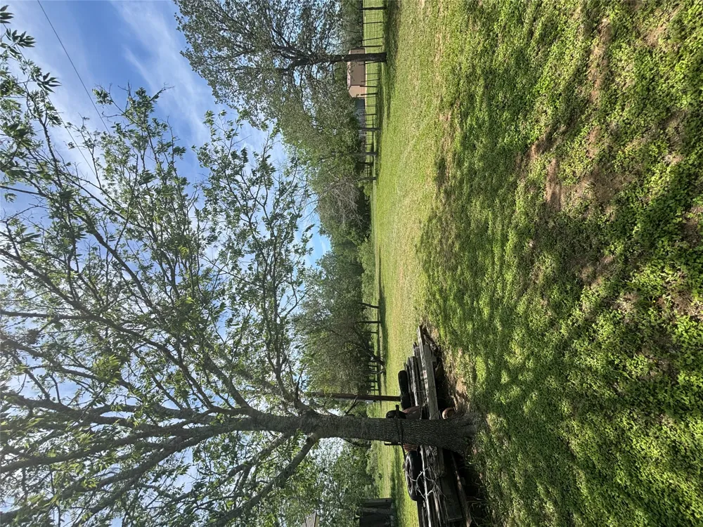 916 Rolling Oaks Drive Luling, TX 78648