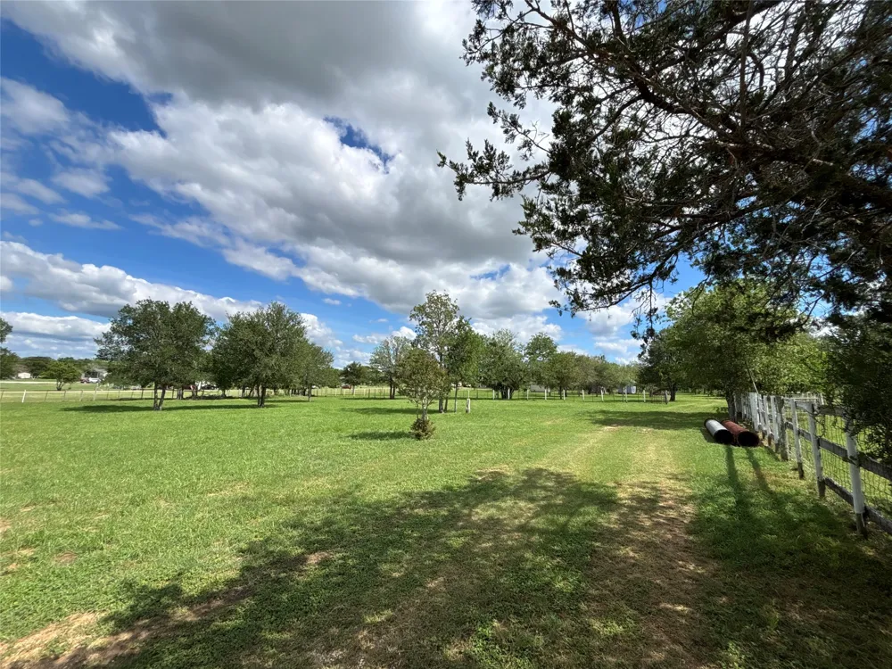 916 Rolling Oaks Drive Luling, TX 78648