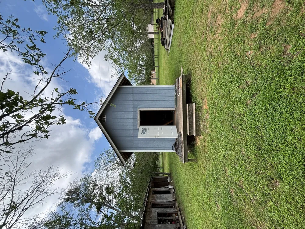 916 Rolling Oaks Drive Luling, TX 78648