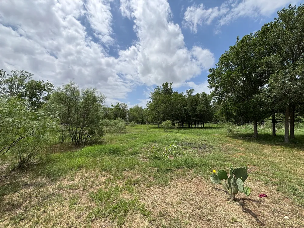 916 Rolling Oaks Drive Luling, TX 78648