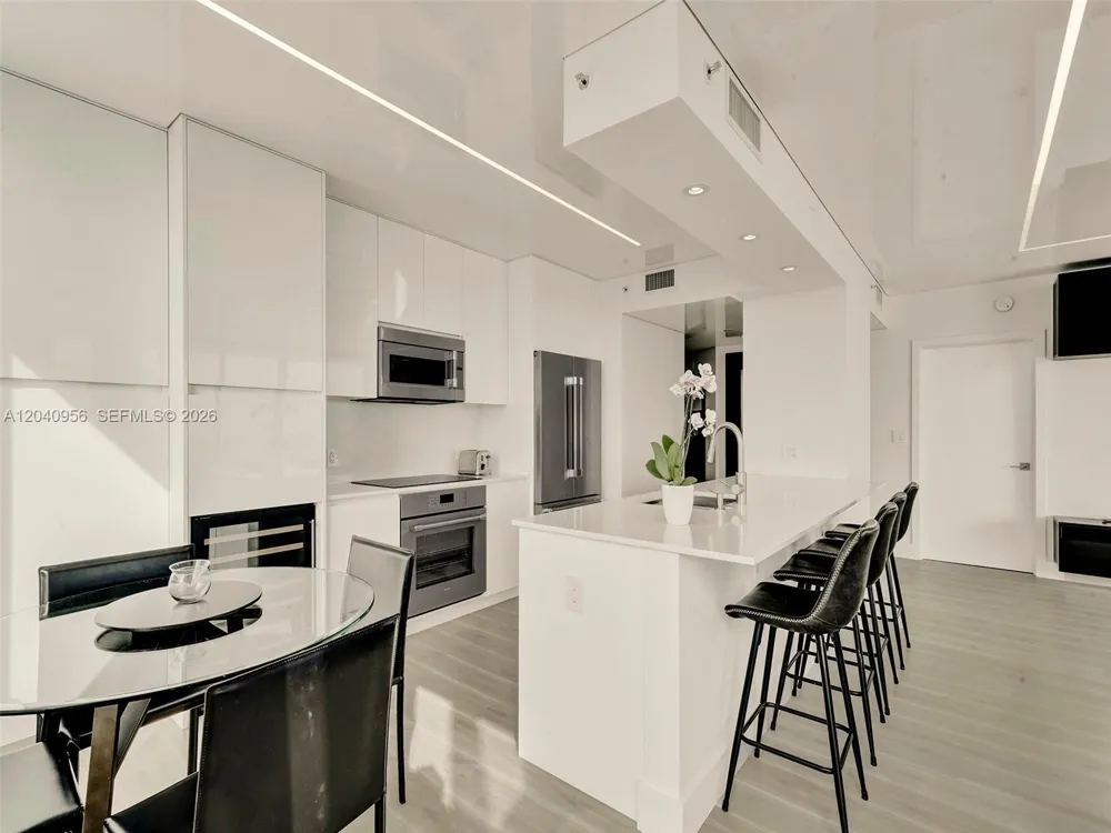 6365 Collins Ave #2407 Miami Beach, FL 33141