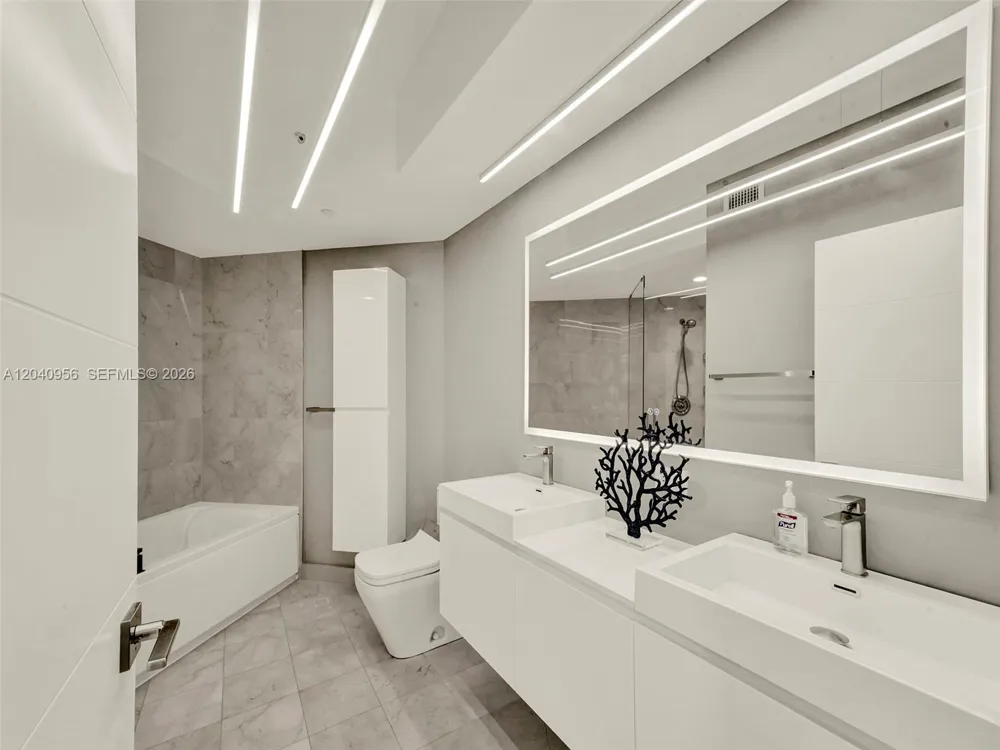 6365 Collins Ave #2407 Miami Beach, FL 33141