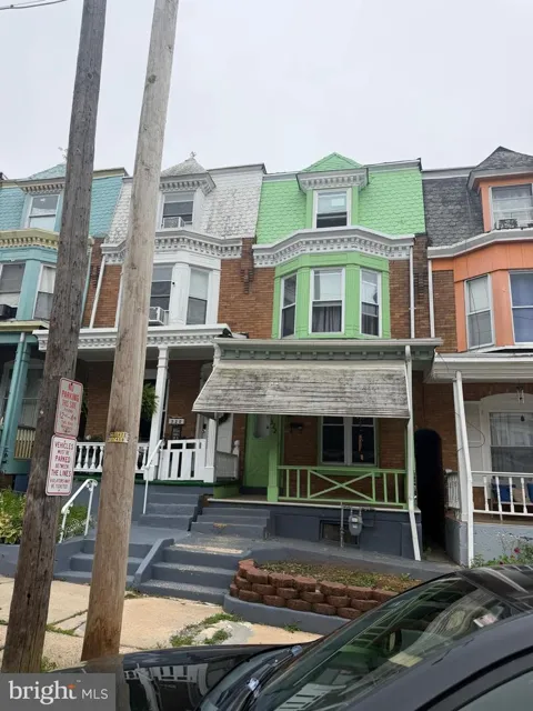 322 W DOUGLASS ST