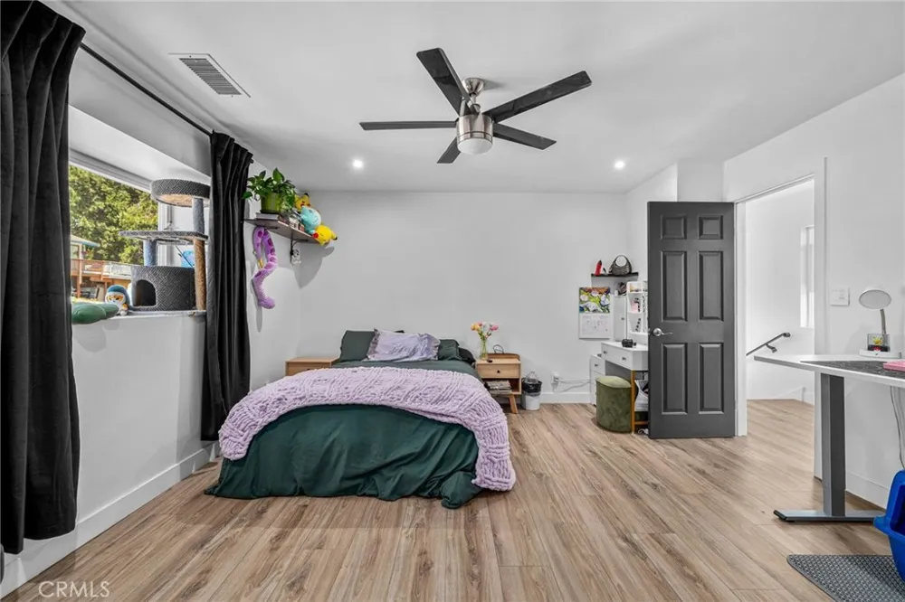1015 Summit Crestline, CA 92325