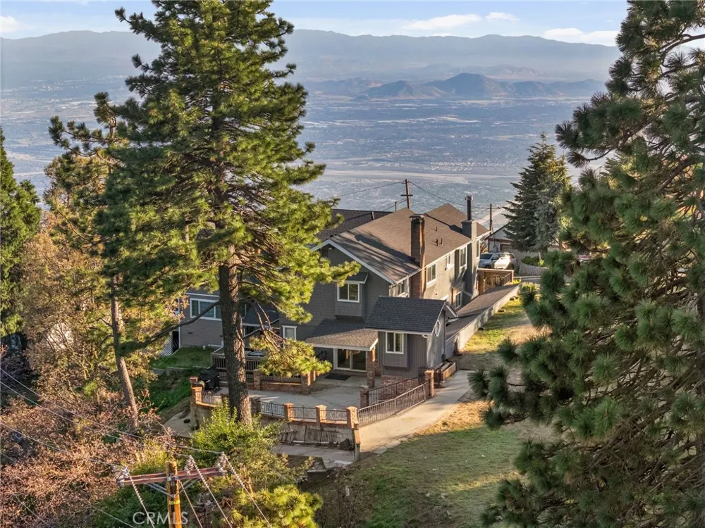 1015 Summit Crestline, CA 92325