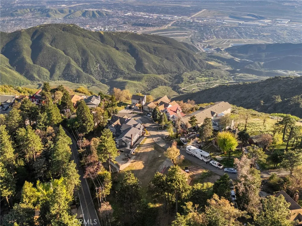 1015 Summit Crestline, CA 92325