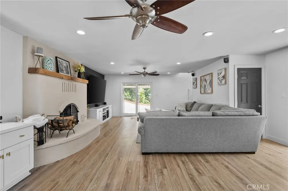 1015 Summit Crestline, CA 92325