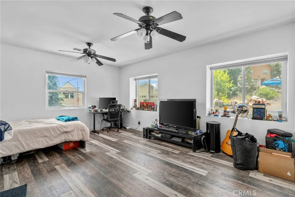 1015 Summit Crestline, CA 92325