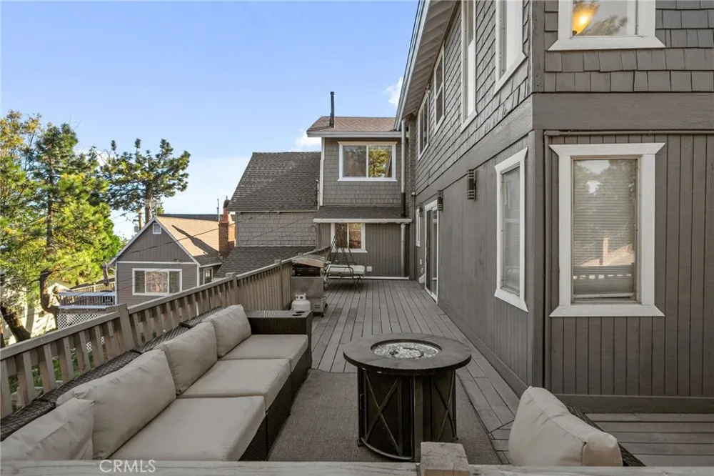 1015 Summit Crestline, CA 92325