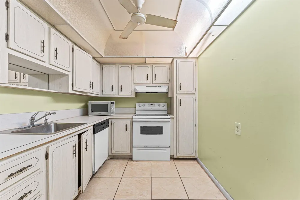 1400 Saint Charles Place #616 Pembroke Pines, FL 33026