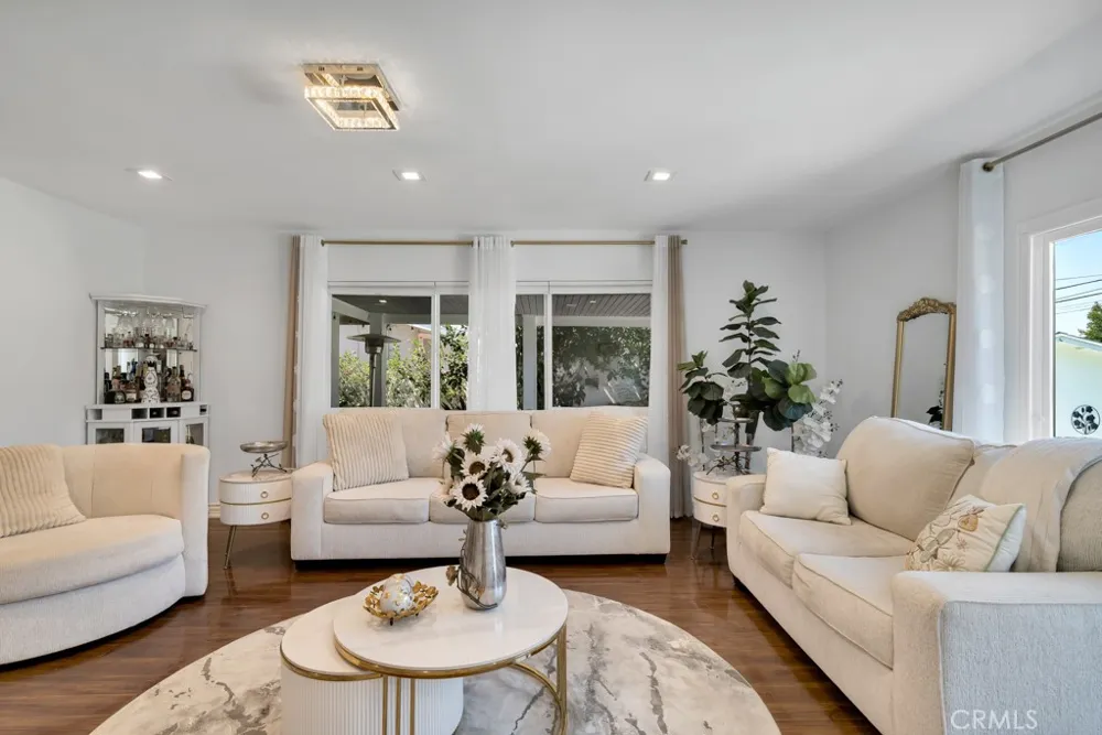 6954 Woodlake Avenue West Hills, CA 91307